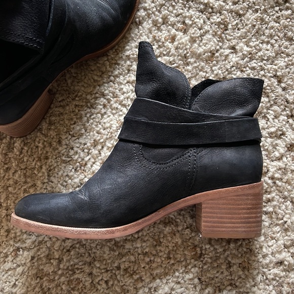 UGG Elora boot.  Black.  Size 7.  Womens boot. - Picture 6 of 10